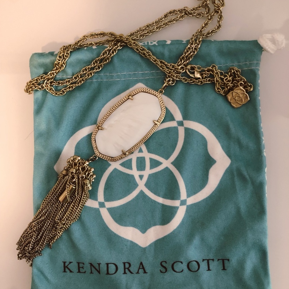 Rayne Necklace In White Pearl
